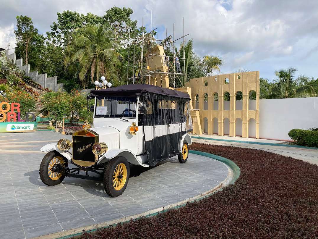 Автомобиль YATIAN LY08N для работы в живописных местах в тематическом парке Sikatuna's Mirror of the World, Бохол, Филиппины.