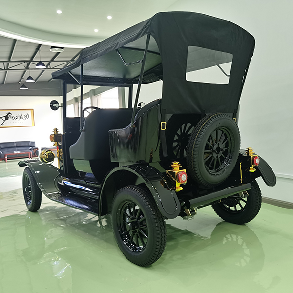 Винтажный автомобиль в парке развлечений