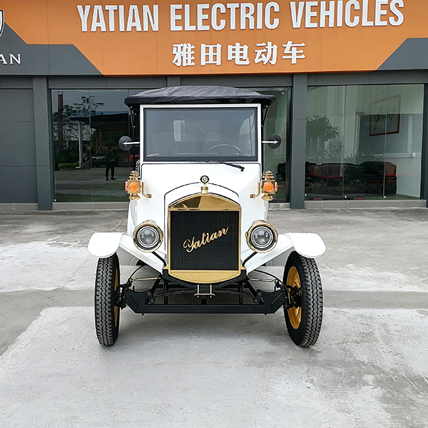 Белый старинный автомобиль